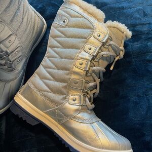Silver Disney sorrel winter boots size 9